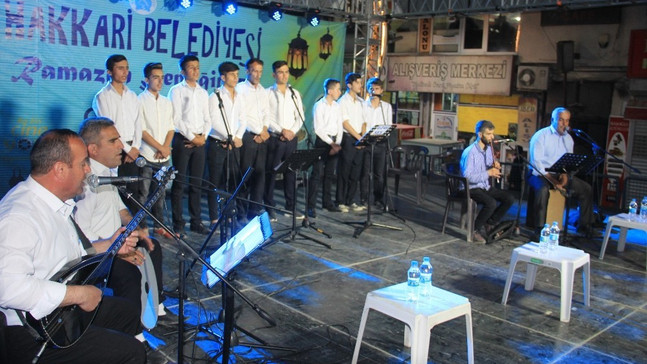 Hakkari ilahi grubu şenliklere renk kattı
