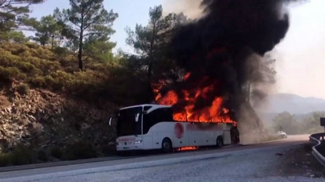 Marmaris-Datça Yolu'nda yolcu otobüsü cayır cayır yandı