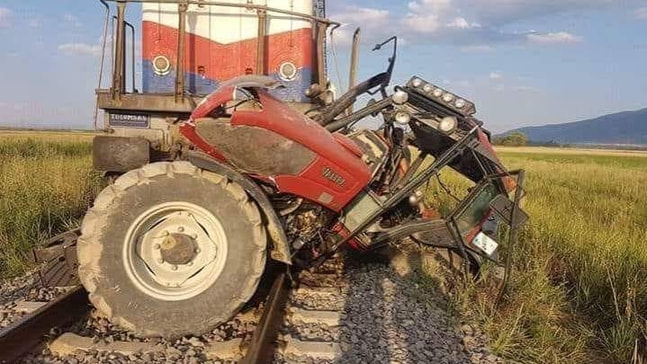 Afyonkarahisar’da tren traktöre çarptı, 1 kişi hayatını kaybetti
