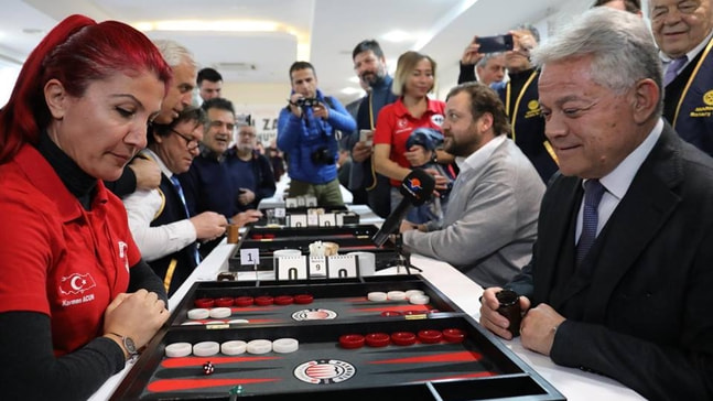 Tavla  turnuvasının açılışını başkan adayları yaptı