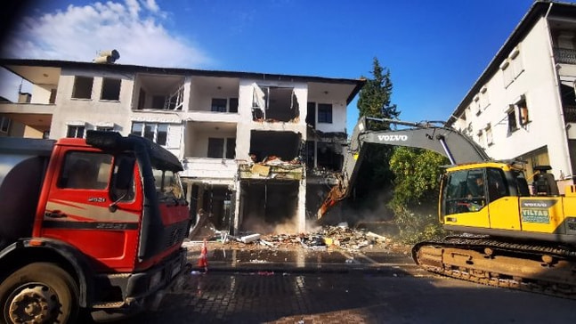 Marmaris'te çürük binalar yıkılıyor
