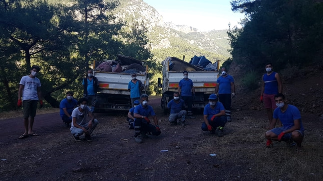 Gönüllü gençler turistik mahallede 4 kamyon çöp topladı