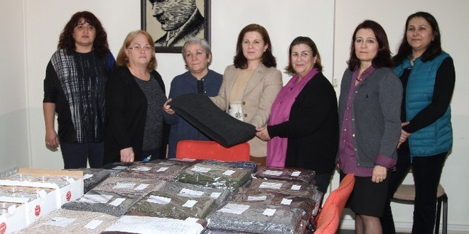 Fethiyeli bayanlar askerler için atkı ördü
