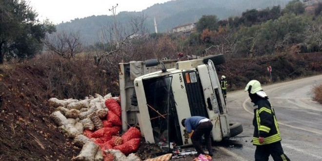 Manisa’da patates yüklü kamyon devrildi
