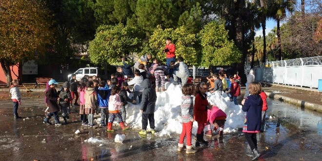 Fethiye’de belediye karı okul bahçesine taşıdı
