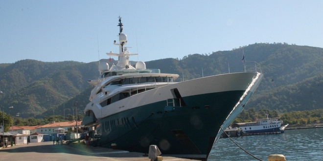 Hintli iş adamının lüks yatı Marmaris’e servet bırakacak