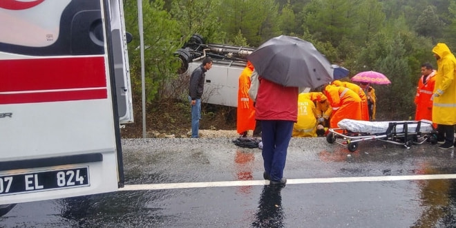 Antalya’da tur otobüsü devrildi: 15 yaralı