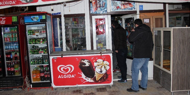 Bakkala giren kar maskeli hırsız polisten kaçamadı
