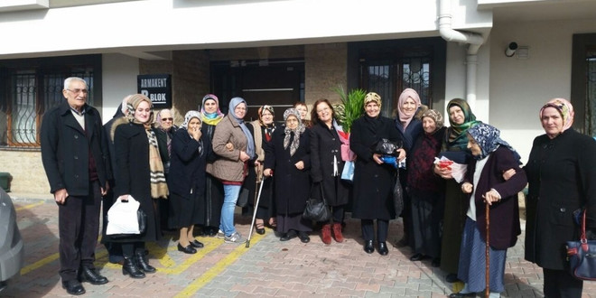 AK Partili kadınlar huzurevi sakinlerini misafir etti

