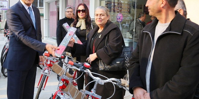 Mezitli Belediyesi, Sevgililer Günü’nde 14 kişiye 14 bisiklet dağıttı
