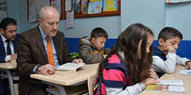 Başkan Kafaoğlu öğrencilere kitap okudu
