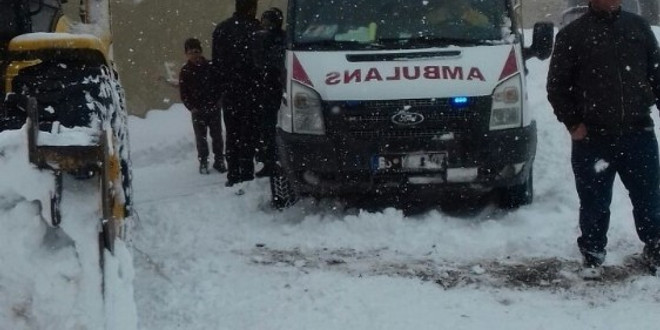 Hasta taşıyan ambulansı belediye ekipleri kurtardı
