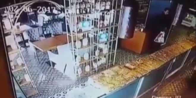 Bağış kutusunu çalan şahıs güvenlik kamerasına yakalandı
