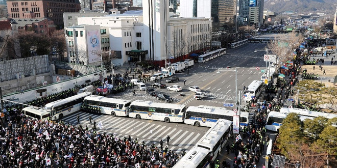 Yüz binlerce kişi Güney Kore Cumhurbaşkanını protesto etti
