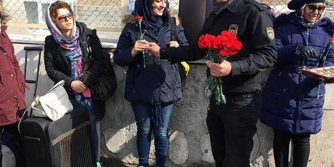 İranlı turistlere çiçekli karşılama