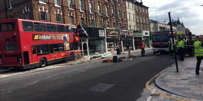 Londra’da yolcu otobüsü mağazaya girdi
