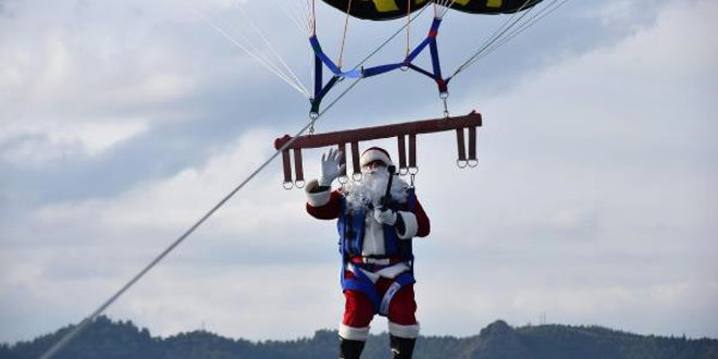 Noel Baba parasailing yaptı