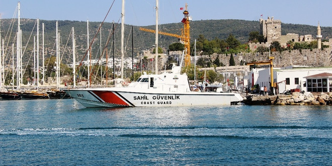 Yunanistan’a kaçmak isteyen FETÖ’cü eski hakimlerin de bulunduğu tekne kayalıklara çarptı
