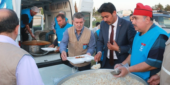 Depremzedelere sıcak yemek ikramı
