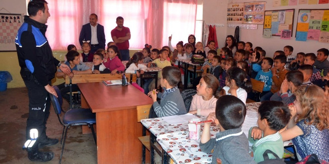 Polis ekiplerinden köy okulu öğrencilerine ziyaret
