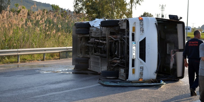 Servis minibüsü ile otomobil çarpıştı: 25 yaralı
