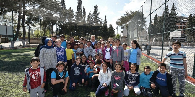 Yunusemre’de okul bahçeleri spor alanına dönüşüyor
