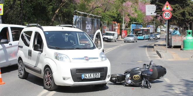 (Özel) Yoldan geçen kadın yaralı adamın elini bir an olsun bırakmadı
