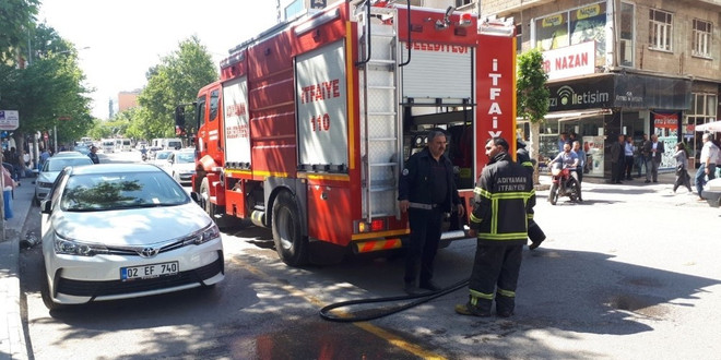 Metruk haldeki evde çöp yangını paniğe neden oldu
