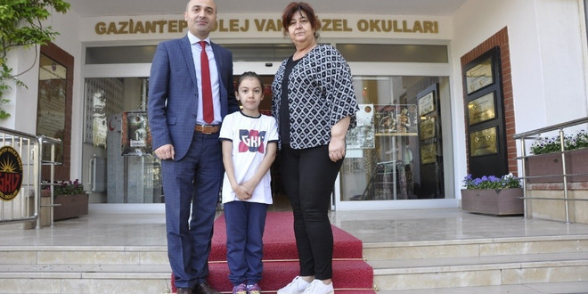 GKV’li Zeynep MoschiniResfebe yarışması birincisi
