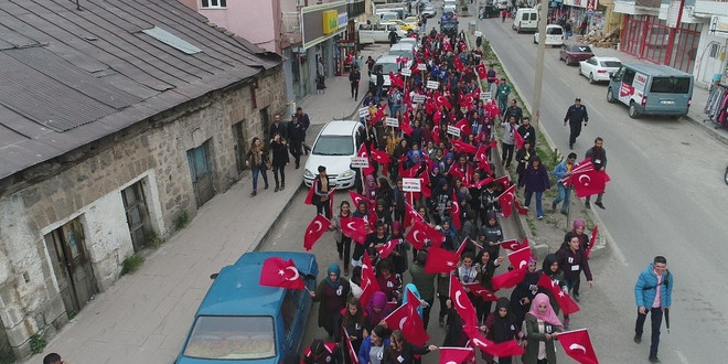 Sarıkamış’ta öğrenciler Şehitleri için yürüdü
