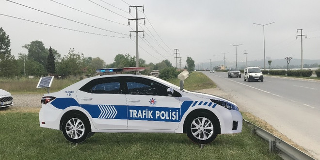 Trafik kazalarına karşı maket polis aracı önlemi
