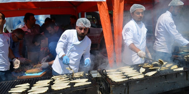 Didim’de balık ekmek şenliğine büyük ilgi
